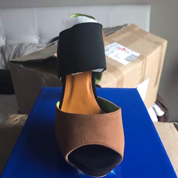 Femini Suade Pump - Picture 2 of 6